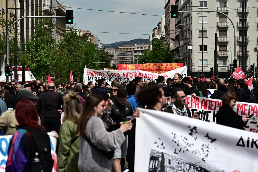 Απεργιακή συγκέντρωση για τον εορτασμό της εργατικής Πρωτομαγιάς από την ΓΣΕΕ, την ΑΔΕΔΥ και το Εργατικό Κέντρο της Αθήνας, Πέμπτη 1 Μαΐου 2025. (ΚΩΣΤΑΣ ΤΖΟΥΜΑΣ/EUROKINISSI)
