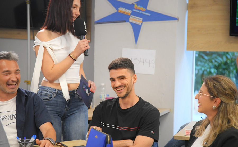 Το κοινό συμμετέχει στο pre-game show απαντώντας σε ερωτήσεις