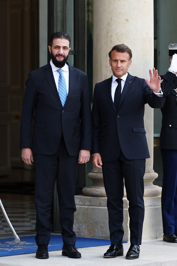 epa12081109 French President Emmanuel Macron (R) receives Syrian interim President Ahmed al-Sharaa at the Elysee Palace in Paris, France, 07 May 2025. EPA/MOHAMMED BADRA