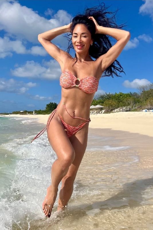 Nicole-Scherzinger-Bikini-Run-Beach-5