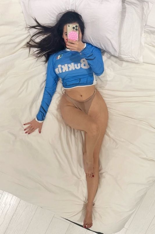 Paola-Saulino-Napoli-Jersey-Thong-Bed-3