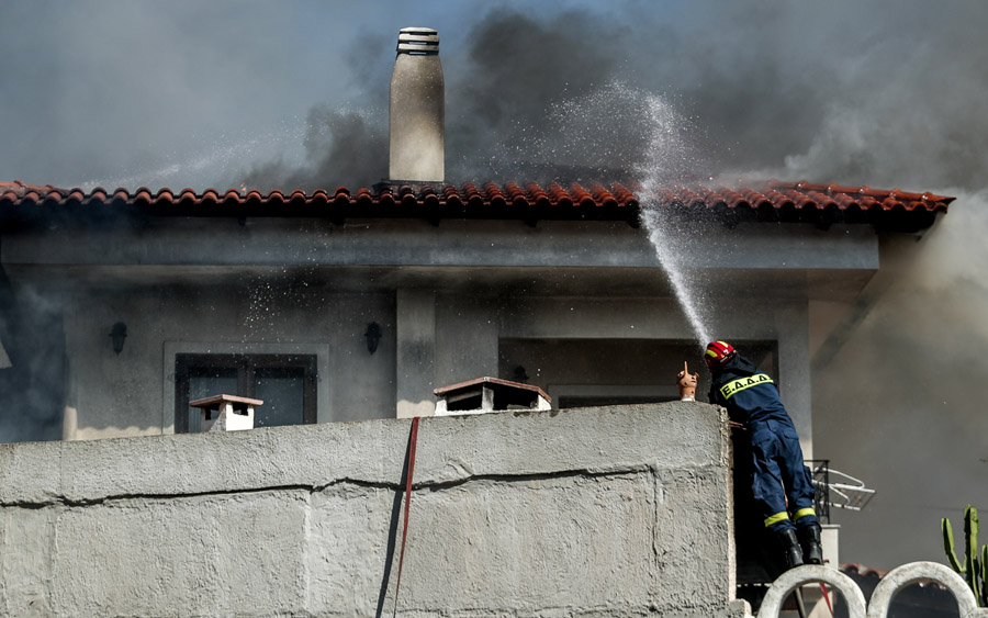 Πυρκαγιά στην Παλαιά Φώκαια Αττικής, Πέμπτη 26 Ιουνίου 2025. Για την κατάσβεση της πυρκαγιάς επιχείρησαν 90 πυροσβέστες, 28 οχήματα, 2 ομάδες πεζοπόρου της 1ης ΕΜΟΔΕ, 8 αεροσκάφη και 5 ελικόπτερα. Παράλληλα υπάρχει βοήθεια από υδροφόρες ΟΤΑ. (ΣΩΤΗΡΗΣ ΔΗΜΗΤΡΟΠΟΥΛΟΣ/EUROKINISSI)