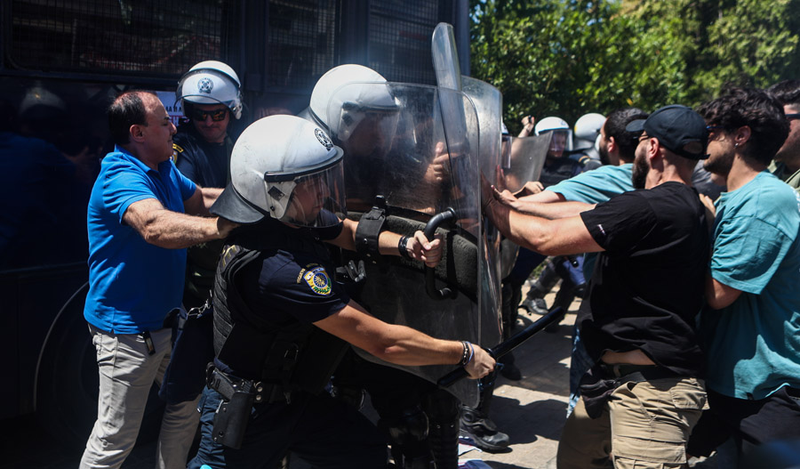 Διαμαρτυρία φοιτητών έξω από το ξενοδοχείο στην Ανάβυσσο όπου πραγματοποιήθηκε η Σύνοδος των Πρυτάνεων, για τις πολιτικές που ακολουθούνται σχετικά με τα Πανεπιστήμια, Παρασκευή 11 Ιουλίου 2025. (ΣΩΤΗΡΗΣ ΔΗΜΗΤΡΟΠΟΥΛΟΣ/EUROKINISSI)