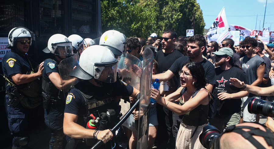 Διαμαρτυρία φοιτητών έξω από το ξενοδοχείο στην Ανάβυσσο όπου πραγματοποιήθηκε η Σύνοδος των Πρυτάνεων, για τις πολιτικές που ακολουθούνται σχετικά με τα Πανεπιστήμια, Παρασκευή 11 Ιουλίου 2025. (ΣΩΤΗΡΗΣ ΔΗΜΗΤΡΟΠΟΥΛΟΣ/EUROKINISSI)