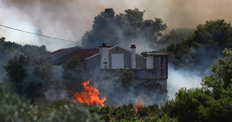 Πυρκαγιά στην Ραφήνα, Πέμπτη 3 Ιουλίου 2025. Στο σημείο επιχείρησαν 90 πυροσβέστες με 15 οχήματα, εθελοντές, 2 αεροσκάφη και 3 ελικόπτερα. (ΘΑΝΑΣΗΣ ΔΗΜΟΠΟΥΛΟΣ/EUROKINISSI)