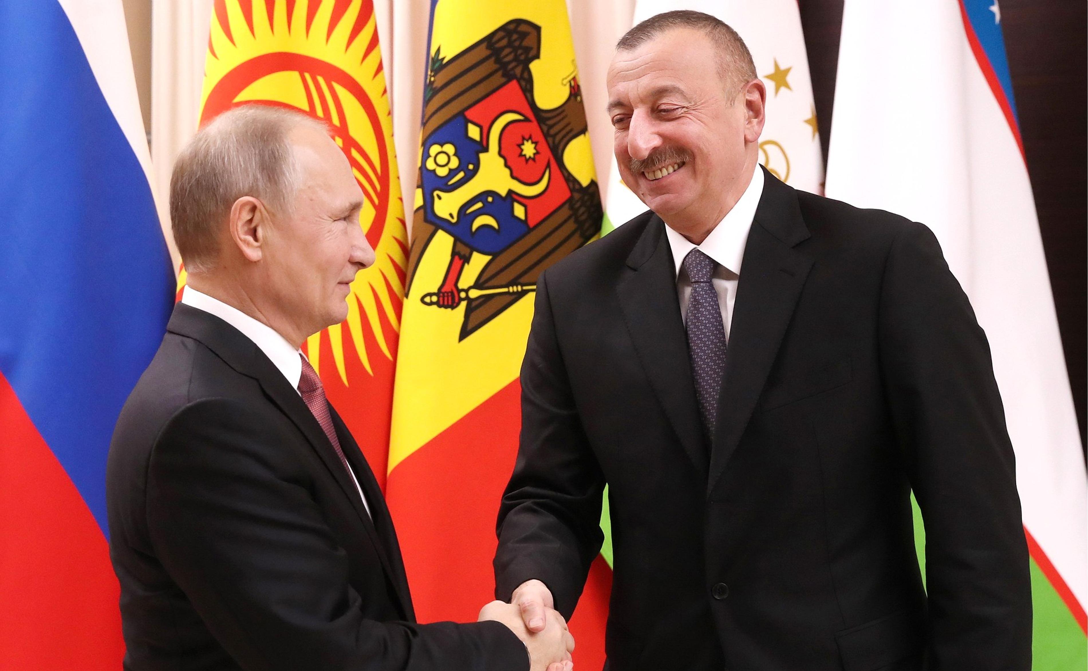 KTRJ9A Russian President Vladimir Putin welcomes Azerbaijan President Ilham Aliyev before the start of an informal meeting of the Commonwealth of Independent States leaders at the Novo-Ogaryovo residence December 26, 2017 outside Moscow, Russia.