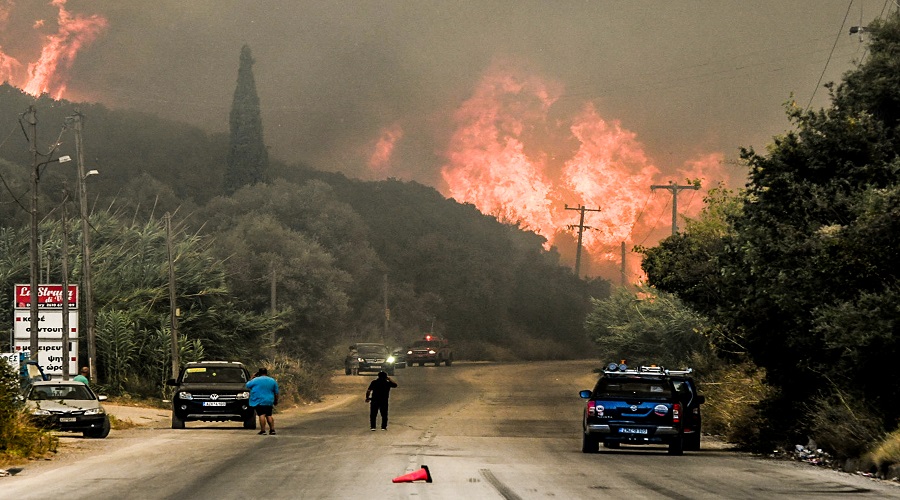 Πυρκαγιά στην περιοχή Μοιραίικα της Πάτρας, Τρίτη 12 Αυγούστου 2025. Η φωτιά ξέσπασε λίγο μετά τη 13.00 το μεσημέρι και για την κατάσβεσή της στο σημείο επιχείρησαν σε πρώτη φάση, 35 πυροσβέστες με 2 ομάδες πεζοπόρων καθώς και 10 οχήματα, ενώ από αέρος ρίψεις νερού έκανε ένα ελικόπτερο. (EUROKINISSI)