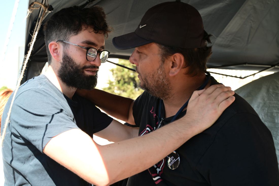 Έκτη ημέρα για τους απεργούς πείνας και δίψας στο Σύνταγμα, που ζητούν την εκταφή της σορού του 22χρονου Ντένις Ρούτσι που ήταν μεταξύ των 57 θυμάτων του σιδηροδρομικού δυστυχήματος στα Τέμπη. Ο κ. Ρούτσι είναι ένας από τους γονείς που έχουν ζητήσει εκταφή του παιδιού τους, αίτημα που απορρίφθηκε από τον εφέτη ανακριτή της Λάρισας. Σάββατο 20 Σεπτεμβρίου 2025 (ΤΑΤΙΑΝΑ ΜΠΟΛΑΡΗ / EUROKINISSI)