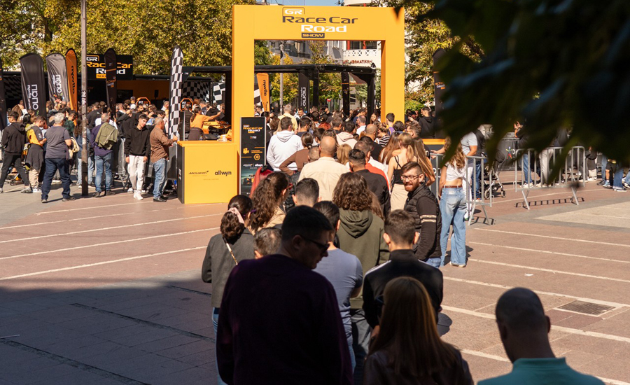 Πλήθος κόσμου έσπευσε να δει από κοντά το showcar της McLaren F1 Team στη Λάρισα