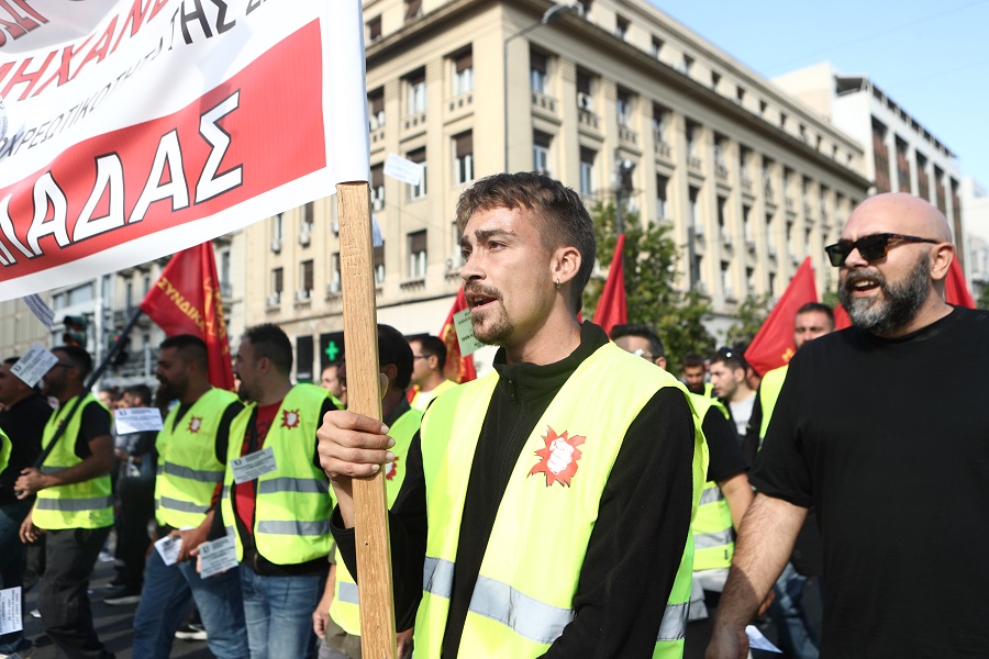 Απεργιακή συγκέντρωση του ΠΑΜΕ στην ΑΘήνα, Τετάρτη 1 Οκτωβρίου 2025. Μεταξύ των κύριων διεκδικήσεων του ΠΑΜΕ είναι η απόσυρση του νέου εργασιακού νομοσχεδίου και η κατάργηση όλων των αντεργατικών νόμων, το 7ωρο-5ήμερο-35ωρο, με αυξήσεις στους μισθούς και Συλλογικές Συμβάσεις Εργασίας, μέτρα υγείας και ασφάλειας στους χώρους δουλειάς, η επαναφορά του 13ου και του 14ου μισθού των δημοσίων υπαλλήλων και άλλων συλλογικών κατακτήσεων, όπως των τριετιών (2012-2023), της μετενέργειας και της συρροής των συμβάσεων, καθώς και άμεσα μέτρα ενάντια στην ακρίβεια.  (ΣΩΤΗΡΗΣ ΔΗΜΗΤΡΟΠΟΥΛΟΣ/EUROKINISSI)