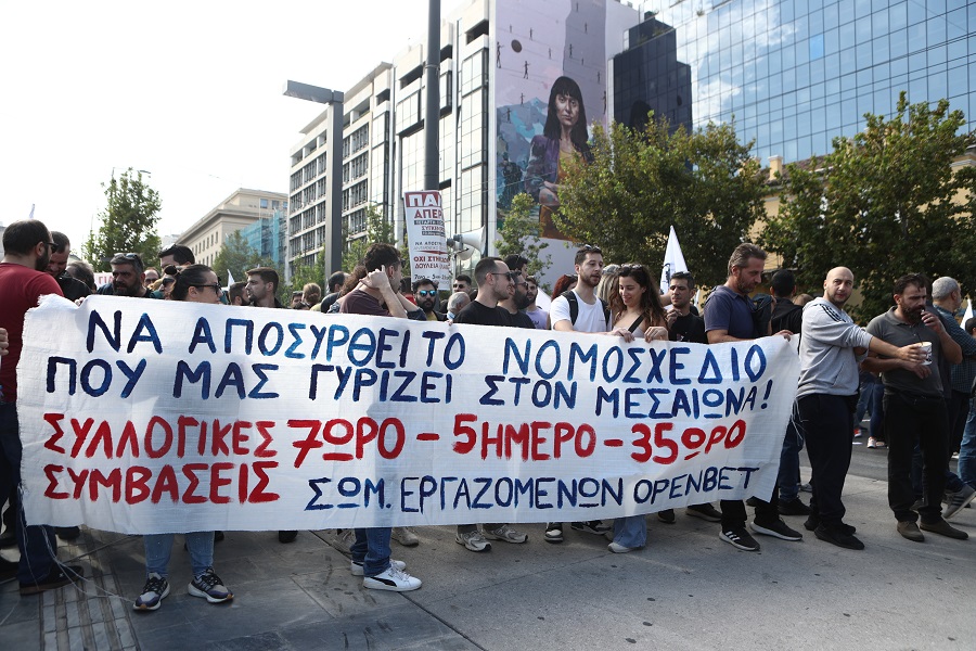 Απεργιακή συγκέντρωση του ΠΑΜΕ στην ΑΘήνα, Τετάρτη 1 Οκτωβρίου 2025. Μεταξύ των κύριων διεκδικήσεων του ΠΑΜΕ είναι η απόσυρση του νέου εργασιακού νομοσχεδίου και η κατάργηση όλων των αντεργατικών νόμων, το 7ωρο-5ήμερο-35ωρο, με αυξήσεις στους μισθούς και Συλλογικές Συμβάσεις Εργασίας, μέτρα υγείας και ασφάλειας στους χώρους δουλειάς, η επαναφορά του 13ου και του 14ου μισθού των δημοσίων υπαλλήλων και άλλων συλλογικών κατακτήσεων, όπως των τριετιών (2012-2023), της μετενέργειας και της συρροής των συμβάσεων, καθώς και άμεσα μέτρα ενάντια στην ακρίβεια.  (ΣΩΤΗΡΗΣ ΔΗΜΗΤΡΟΠΟΥΛΟΣ/EUROKINISSI)