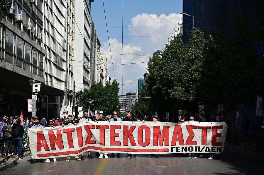Απεργιακή συγκέντρωση από την ΓΣΕΕ και την ΑΔΕΔΥ στην Αθήνα, Τετάρτη 1 Οκτωβρίου 2025. Η ΓΣΕΕ ξεσηκώνεται ενάντια στο νομοσχέδιο για το 13ωρο δουλειάς και ζητά ελεύθερες διαπραγματεύσεις για ουσιαστικές αυξήσεις στου μισθούς. Ταυτόχρονα δημόσιοι υπάλληλοι και εργαζόμενοι στον ιδιωτικό τομέα, ζητούν ουσιαστικά μέτρα κατά της ακρίβειας που "λεηλατεί" τα εισοδήματα. Η ΑΔΕΔΥ ζητά, ανάμεσα στα άλλα, επαναφορά 13ου και 14ου μισθού, αυξήσεις στις αποδοχές και Συλλογικές Συμβάσεις Εργασίας στο Δημόσιο. (ΜΙΧΑΛΗΣ ΚΑΡΑΓΙΑΝΝΗΣ/EUROKINISSI)