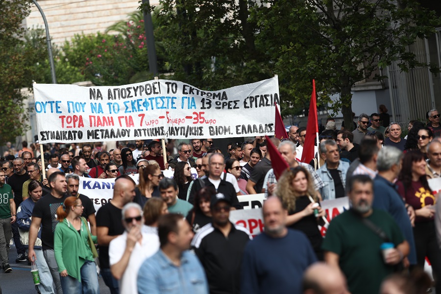 Απεργιακή συγκέντρωση του ΠΑΜΕ στην ΑΘήνα, Τετάρτη 1 Οκτωβρίου 2025. Μεταξύ των κύριων διεκδικήσεων του ΠΑΜΕ είναι η απόσυρση του νέου εργασιακού νομοσχεδίου και η κατάργηση όλων των αντεργατικών νόμων, το 7ωρο-5ήμερο-35ωρο, με αυξήσεις στους μισθούς και Συλλογικές Συμβάσεις Εργασίας, μέτρα υγείας και ασφάλειας στους χώρους δουλειάς, η επαναφορά του 13ου και του 14ου μισθού των δημοσίων υπαλλήλων και άλλων συλλογικών κατακτήσεων, όπως των τριετιών (2012-2023), της μετενέργειας και της συρροής των συμβάσεων, καθώς και άμεσα μέτρα ενάντια στην ακρίβεια.  (ΣΩΤΗΡΗΣ ΔΗΜΗΤΡΟΠΟΥΛΟΣ/EUROKINISSI)