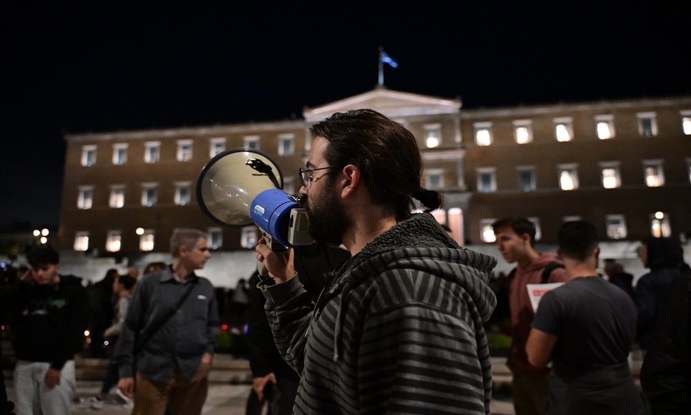 Συγκέντρωση στο Σύνταγμα, ενάντια στην κυβερνητική τροπολογία για την αλλαγή καθεστώτος φύλαξης του Μνημείου του Αγνώστου Στρατιώτη, Τρίτη 21 Οκτωβρίου 2025. (ΤΑΤΙΑΝΑ ΜΠΟΛΑΡΗ/EUROKINISSI)
