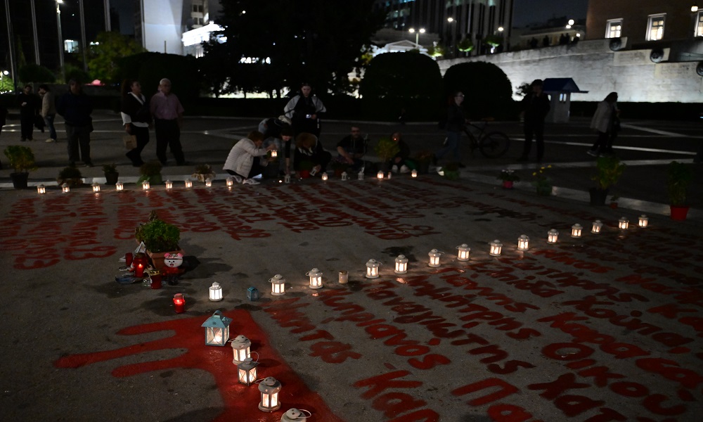 Συγκέντρωση στο Σύνταγμα, ενάντια στην κυβερνητική τροπολογία για την αλλαγή καθεστώτος φύλαξης του Μνημείου του Αγνώστου Στρατιώτη, Τρίτη 21 Οκτωβρίου 2025. (ΤΑΤΙΑΝΑ ΜΠΟΛΑΡΗ/EUROKINISSI)