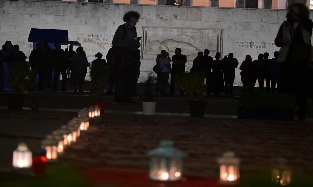 Συγκέντρωση στο Σύνταγμα, ενάντια στην κυβερνητική τροπολογία για την αλλαγή καθεστώτος φύλαξης του Μνημείου του Αγνώστου Στρατιώτη, Τρίτη 21 Οκτωβρίου 2025. (ΤΑΤΙΑΝΑ ΜΠΟΛΑΡΗ/EUROKINISSI)