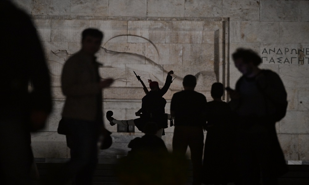 Συγκέντρωση στο Σύνταγμα, ενάντια στην κυβερνητική τροπολογία για την αλλαγή καθεστώτος φύλαξης του Μνημείου του Αγνώστου Στρατιώτη, Τρίτη 21 Οκτωβρίου 2025. (ΤΑΤΙΑΝΑ ΜΠΟΛΑΡΗ/EUROKINISSI)
