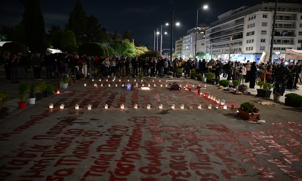 Συγκέντρωση στο Σύνταγμα, ενάντια στην κυβερνητική τροπολογία για την αλλαγή καθεστώτος φύλαξης του Μνημείου του Αγνώστου Στρατιώτη, Τρίτη 21 Οκτωβρίου 2025. (ΤΑΤΙΑΝΑ ΜΠΟΛΑΡΗ/EUROKINISSI)