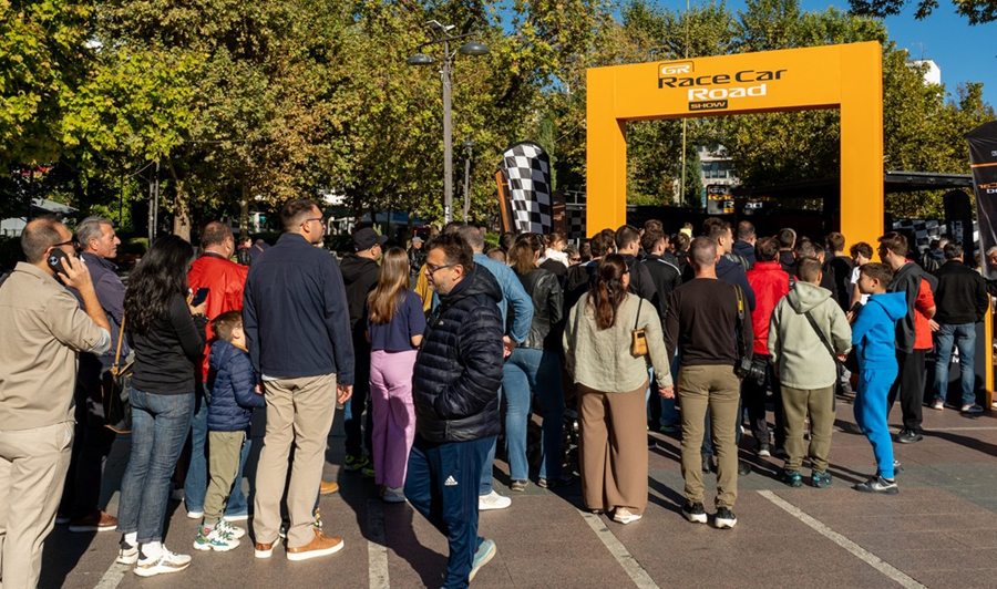 Πλήθος κόσμου έσπευσε να δει από κοντά το showcar της McLaren F1 Team στη Λάρισα