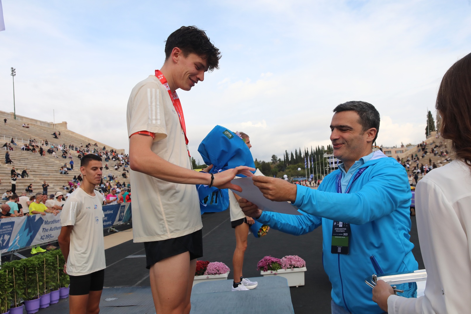 Ο Chief Sales, & Marketing Play Stores, HL & Operations Officer του ΟΠΑΠ, Ματθαίος Ματθαίου, βραβεύει τον Marius Abele, που τερμάτισε 2ος στον αγώνα 10χλμ ΟΠΑΠ