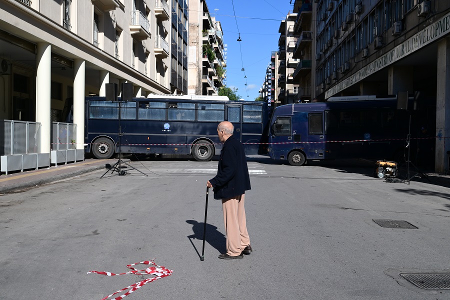 Πανελλαδικό συλλαλητήριο αγροτών και κτηνοτρόφων στην Αθήνα ύστερα από απόφαση της Εθνικής Ένωσης Αγροτικών Συνεταιρισμών (ΕΘΕΑΣ), Τρίτη 11 Νοεμβρίου 2025. Οι αγρότες διαμαρτυρήθηκαν για τις σοβαρές καθυστερήσεις στις πληρωμές των επιδοτήσεων, τις εκκρεμότητες στον ΟΠΕΚΕΠΕ και το πλήγμα από την ευλογιά των αιγοπροβάτων, που έχει οδηγήσει σε μαζικές απώλειες ζωικού κεφαλαίου. (ΤΑΤΙΑΝΑ ΜΠΟΛΑΡΗ/EUROKINISSI)