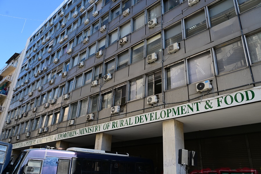 Πανελλαδικό συλλαλητήριο αγροτών και κτηνοτρόφων στην Αθήνα ύστερα από απόφαση της Εθνικής Ένωσης Αγροτικών Συνεταιρισμών (ΕΘΕΑΣ), Τρίτη 11 Νοεμβρίου 2025. Οι αγρότες διαμαρτυρήθηκαν για τις σοβαρές καθυστερήσεις στις πληρωμές των επιδοτήσεων, τις εκκρεμότητες στον ΟΠΕΚΕΠΕ και το πλήγμα από την ευλογιά των αιγοπροβάτων, που έχει οδηγήσει σε μαζικές απώλειες ζωικού κεφαλαίου. (ΤΑΤΙΑΝΑ ΜΠΟΛΑΡΗ/EUROKINISSI)