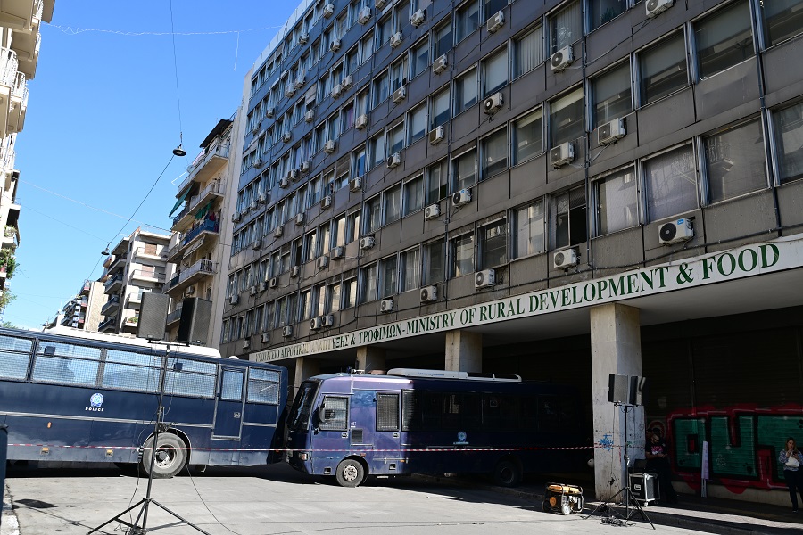 Πανελλαδικό συλλαλητήριο αγροτών και κτηνοτρόφων στην Αθήνα ύστερα από απόφαση της Εθνικής Ένωσης Αγροτικών Συνεταιρισμών (ΕΘΕΑΣ), Τρίτη 11 Νοεμβρίου 2025. Οι αγρότες διαμαρτυρήθηκαν για τις σοβαρές καθυστερήσεις στις πληρωμές των επιδοτήσεων, τις εκκρεμότητες στον ΟΠΕΚΕΠΕ και το πλήγμα από την ευλογιά των αιγοπροβάτων, που έχει οδηγήσει σε μαζικές απώλειες ζωικού κεφαλαίου. (ΤΑΤΙΑΝΑ ΜΠΟΛΑΡΗ/EUROKINISSI)