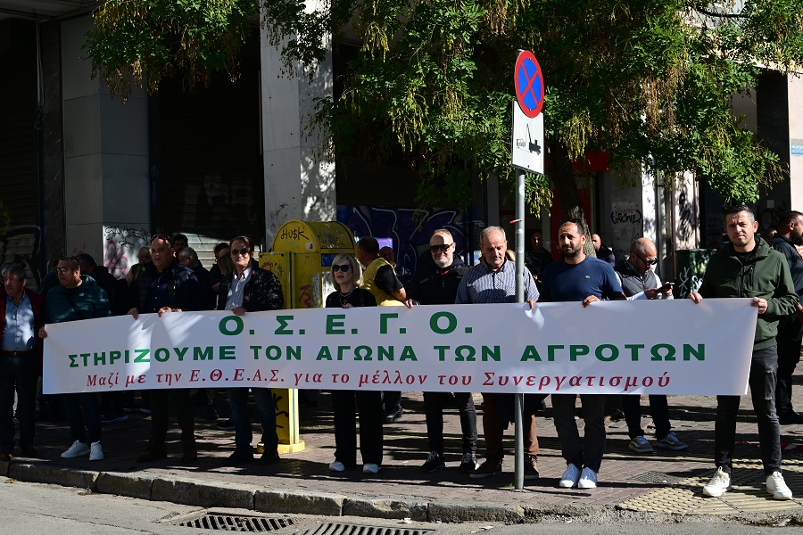Πανελλαδικό συλλαλητήριο αγροτών και κτηνοτρόφων στην Αθήνα ύστερα από απόφαση της Εθνικής Ένωσης Αγροτικών Συνεταιρισμών (ΕΘΕΑΣ), Τρίτη 11 Νοεμβρίου 2025. Οι αγρότες διαμαρτυρήθηκαν για τις σοβαρές καθυστερήσεις στις πληρωμές των επιδοτήσεων, τις εκκρεμότητες στον ΟΠΕΚΕΠΕ και το πλήγμα από την ευλογιά των αιγοπροβάτων, που έχει οδηγήσει σε μαζικές απώλειες ζωικού κεφαλαίου. (ΤΑΤΙΑΝΑ ΜΠΟΛΑΡΗ/EUROKINISSI)