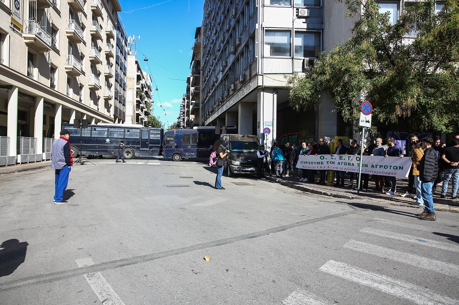 Πανελλαδικό συλλαλητήριο αγροτών και κτηνοτρόφων στην Αθήνα ύστερα από απόφαση της Εθνικής Ένωσης Αγροτικών Συνεταιρισμών (ΕΘΕΑΣ), Τρίτη 11 Νοεμβρίου 2025. Οι αγρότες διαμαρτυρήθηκαν για τις σοβαρές καθυστερήσεις στις πληρωμές των επιδοτήσεων, τις εκκρεμότητες στον ΟΠΕΚΕΠΕ και το πλήγμα από την ευλογιά των αιγοπροβάτων, που έχει οδηγήσει σε μαζικές απώλειες ζωικού κεφαλαίου. (ΔΑΝΑΗ ΔΑΥΛΟΠΟΥΛΟΥ/ERUROKINISSI)