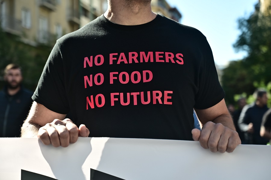 Πανελλαδικό συλλαλητήριο αγροτών και κτηνοτρόφων στην Αθήνα ύστερα από απόφαση της Εθνικής Ένωσης Αγροτικών Συνεταιρισμών (ΕΘΕΑΣ), Τρίτη 11 Νοεμβρίου 2025. Οι αγρότες διαμαρτυρήθηκαν για τις σοβαρές καθυστερήσεις στις πληρωμές των επιδοτήσεων, τις εκκρεμότητες στον ΟΠΕΚΕΠΕ και το πλήγμα από την ευλογιά των αιγοπροβάτων, που έχει οδηγήσει σε μαζικές απώλειες ζωικού κεφαλαίου. (ΚΩΣΤΑΣ ΤΖΟΥΜΑΣ/EUROKINISSI)