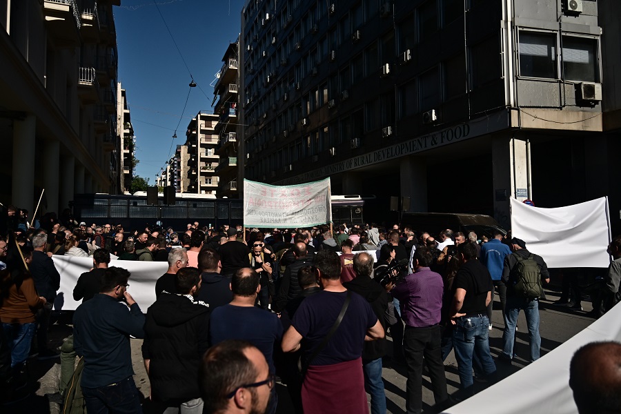 Πανελλαδικό συλλαλητήριο αγροτών και κτηνοτρόφων στην Αθήνα ύστερα από απόφαση της Εθνικής Ένωσης Αγροτικών Συνεταιρισμών (ΕΘΕΑΣ), Τρίτη 11 Νοεμβρίου 2025. Οι αγρότες διαμαρτυρήθηκαν για τις σοβαρές καθυστερήσεις στις πληρωμές των επιδοτήσεων, τις εκκρεμότητες στον ΟΠΕΚΕΠΕ και το πλήγμα από την ευλογιά των αιγοπροβάτων, που έχει οδηγήσει σε μαζικές απώλειες ζωικού κεφαλαίου. (ΚΩΣΤΑΣ ΤΖΟΥΜΑΣ/EUROKINISSI)