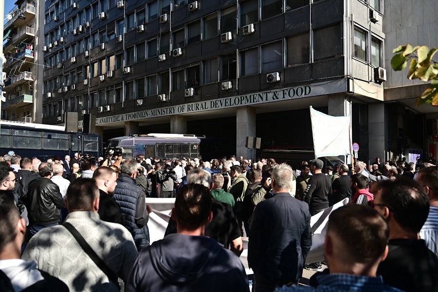 Πανελλαδικό συλλαλητήριο αγροτών και κτηνοτρόφων στην Αθήνα ύστερα από απόφαση της Εθνικής Ένωσης Αγροτικών Συνεταιρισμών (ΕΘΕΑΣ), Τρίτη 11 Νοεμβρίου 2025. Οι αγρότες διαμαρτυρήθηκαν για τις σοβαρές καθυστερήσεις στις πληρωμές των επιδοτήσεων, τις εκκρεμότητες στον ΟΠΕΚΕΠΕ και το πλήγμα από την ευλογιά των αιγοπροβάτων, που έχει οδηγήσει σε μαζικές απώλειες ζωικού κεφαλαίου. (ΚΩΣΤΑΣ ΤΖΟΥΜΑΣ/EUROKINISSI)