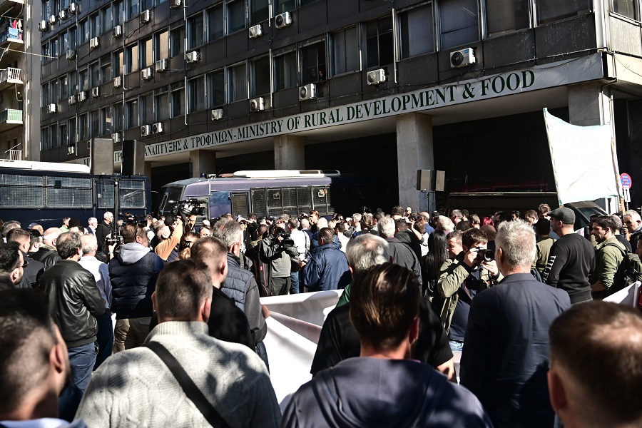 Πανελλαδικό συλλαλητήριο αγροτών και κτηνοτρόφων στην Αθήνα ύστερα από απόφαση της Εθνικής Ένωσης Αγροτικών Συνεταιρισμών (ΕΘΕΑΣ), Τρίτη 11 Νοεμβρίου 2025. Οι αγρότες διαμαρτυρήθηκαν για τις σοβαρές καθυστερήσεις στις πληρωμές των επιδοτήσεων, τις εκκρεμότητες στον ΟΠΕΚΕΠΕ και το πλήγμα από την ευλογιά των αιγοπροβάτων, που έχει οδηγήσει σε μαζικές απώλειες ζωικού κεφαλαίου. (ΚΩΣΤΑΣ ΤΖΟΥΜΑΣ/EUROKINISSI)