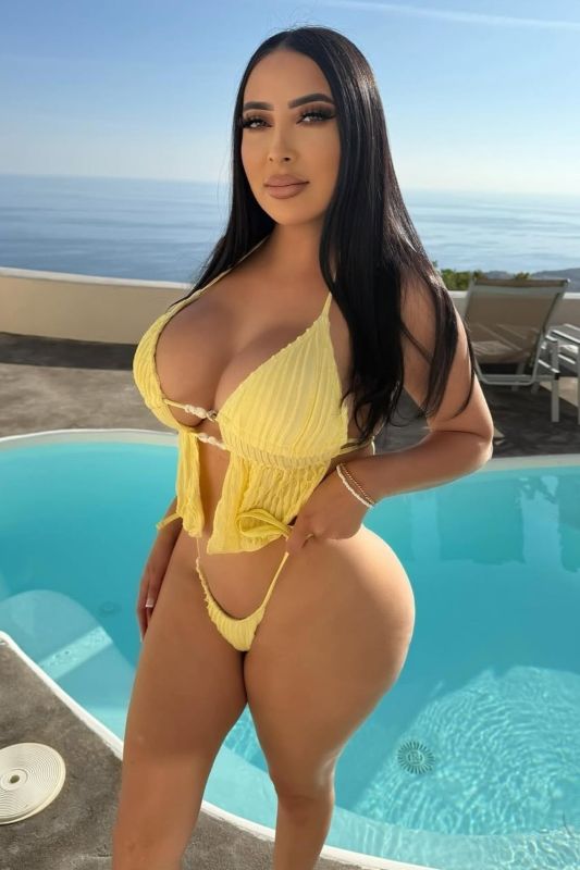 Gabriela-Garcia-Andrade-Bikin-Vacation-Santorini-Greece-3