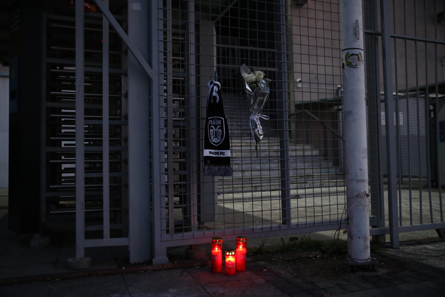 ΜΕΣΙΣΤΙΕΣ ΣΗΜΑΙΕΣ ΣΤΟ ΓΗΠΕΔΟ ΤΗΣ ΤΟΥΜΠΑΣ ΓΙΑ ΤΟΥΣ ΟΠΑΔΟΥΣ ΤΟΥ ΠΑΟΚ ΠΟΥ ΕΧΑΣΑΝ ΤΗΣ ΖΩΗ ΤΟΥΣ ΣΕ ΤΡΟΧΑΙΟ ΣΤΗ ΡΟΥΜΑΝΙΑ. (ΝΑΣΟΣ ΣΙΜΟΠΟΥΛΟΣ / EUROKINISSI)