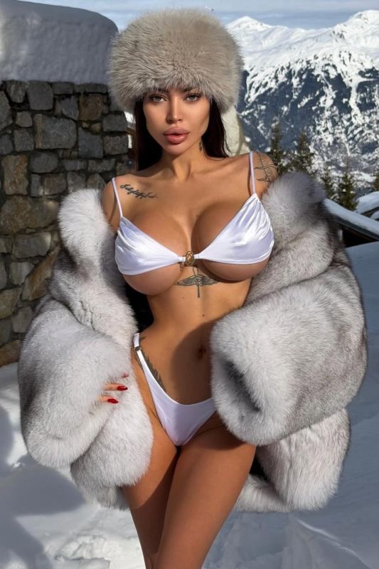 Alena-Omovych-Bikini-French-Alpes-2