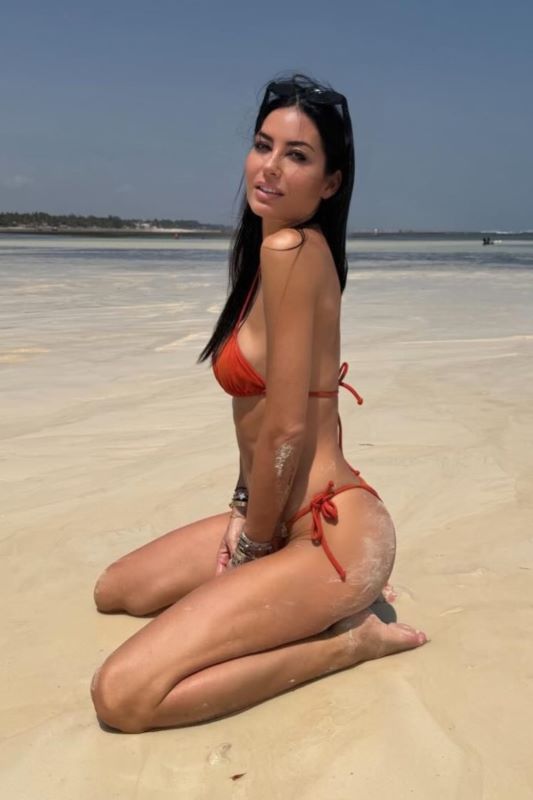 Elisabetta-Gregoraci-Bikini-Vacation-Kenya-4