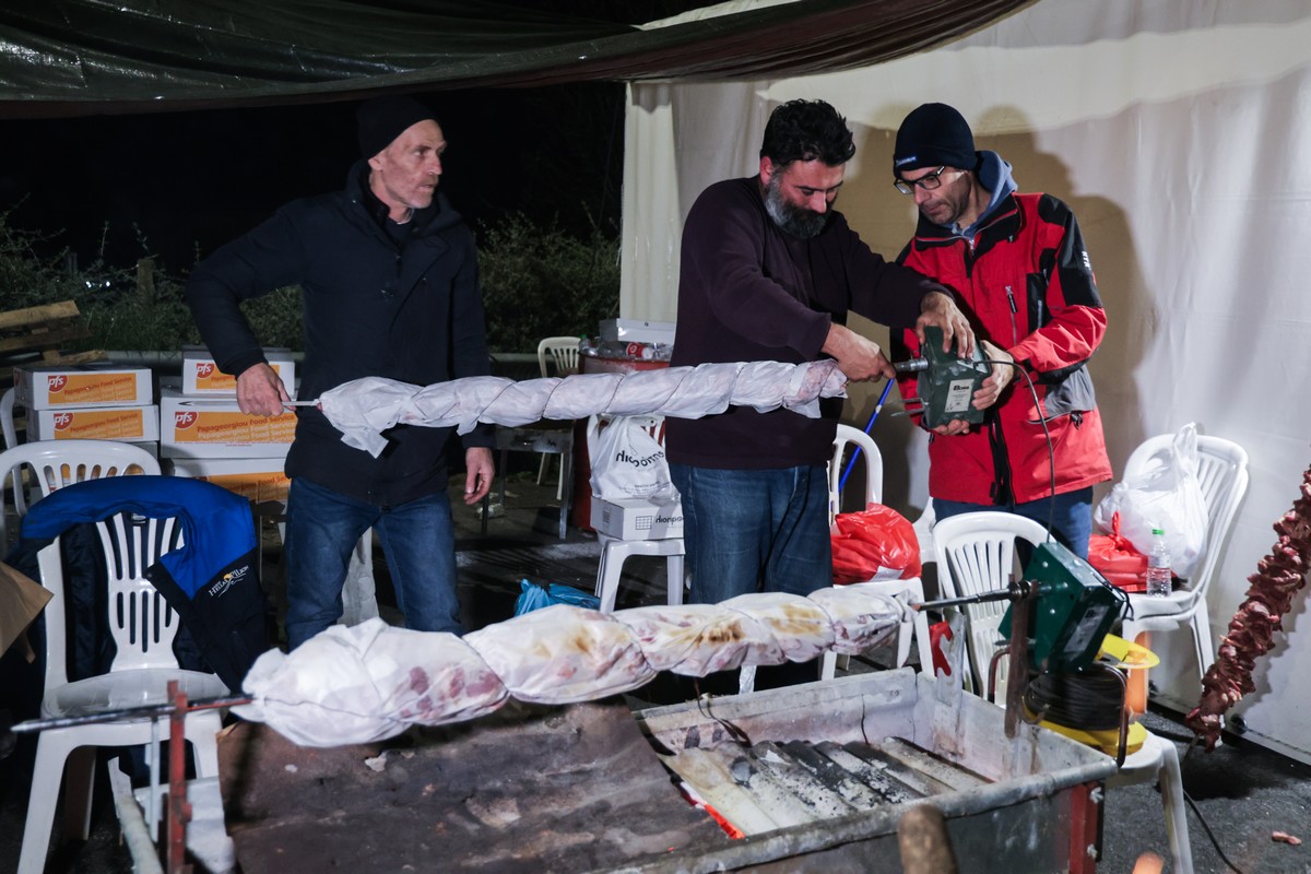 Στιγμιότυπο από την υποδοχή του νέου χρόνου στο μπλόκο των αγροτών στον κόμβο της εθνικής οδού στη Νίκαια Λάρισας, Τετάρτη 31 Δεκεμβρίου 2025. (EUROKINISSI)