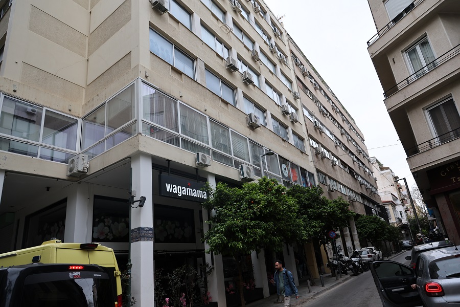 Νεκρή εντοπίστηκε μία γυναίκα, σε ακάλυπτο χώρο πολυκατοικίας, στο κέντρο της Αθήνας το πρωί της Παρασκευής 17 Απριλίου 2026.  Για την υπόθεση, σύμφωνα με τις πρώτες πληροφορίες, έχει προσαχθεί ένας άνδρας που βρισκόταν μαζί της και εξετάζεται από τις Αρχές.  (ΓΙΑΝΝΗΣ ΠΑΝΑΓΟΠΟΥΛΟΣ/EUROKINISSI)