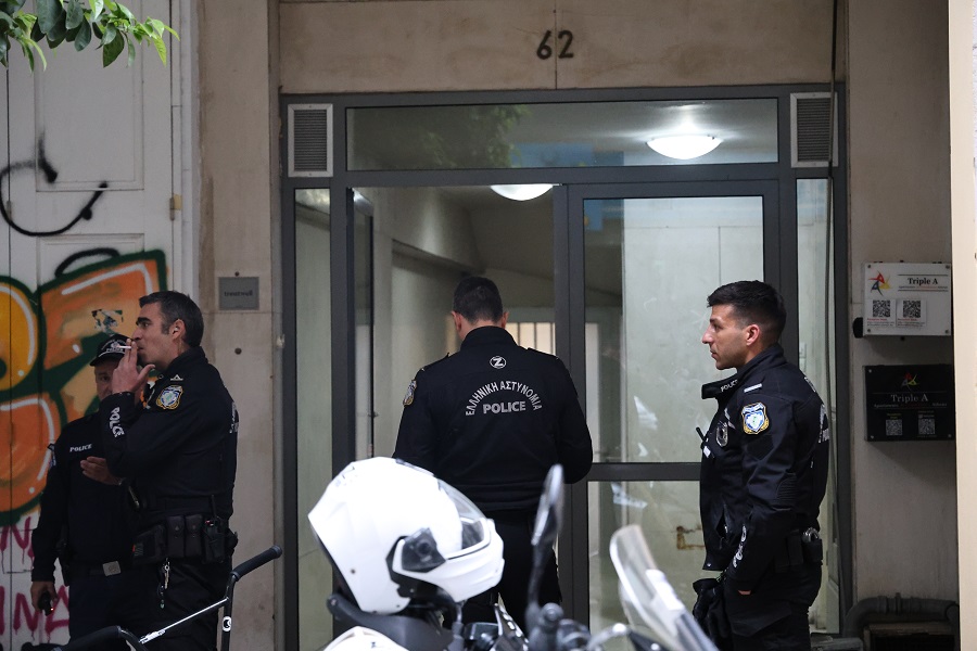 Νεκρή εντοπίστηκε μία γυναίκα, σε ακάλυπτο χώρο πολυκατοικίας, στο κέντρο της Αθήνας το πρωί της Παρασκευής 17 Απριλίου 2026.  Για την υπόθεση, σύμφωνα με τις πρώτες πληροφορίες, έχει προσαχθεί ένας άνδρας που βρισκόταν μαζί της και εξετάζεται από τις Αρχές.  (ΓΙΑΝΝΗΣ ΠΑΝΑΓΟΠΟΥΛΟΣ/EUROKINISSI)