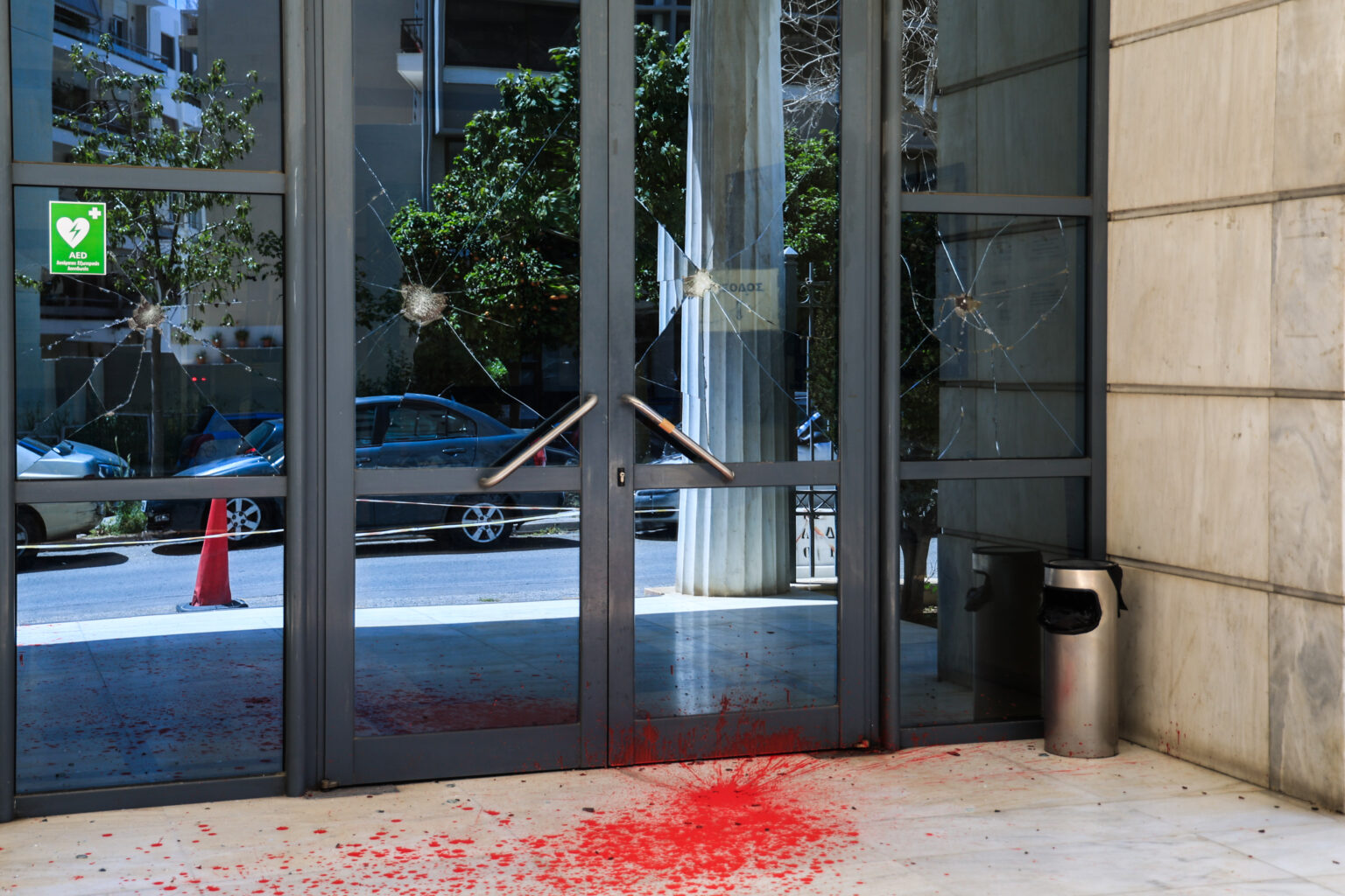 Eπίθεση στο Διοικητικό Εφετείο Αθηνών, από ομάδα αγνώστων που προκάλεσε εκτεταμένες φθορές στην κεντρική είσοδο του κτιρίου, χρησιμοποιώντας βαριοπούλες και μπογιές, Κυριακή 26 Απριλίου 2026.  (ΓΙΩΡΓΟΣ ΚΟΝΤΑΡΙΝΗΣ/EUROKINISSI)