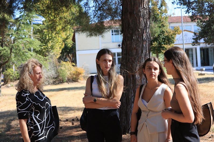 Η οικογενεια του μηχανοδηγου Γιωργου Κουτσουμπα στην Δίκη για το σιδηροδρομικό δυστύχημα στα Τέμπη, που στοίχισε τη ζωή σε 57 ανθρώπους, κυρίως νέους ηλικίας 15 έως 25 ετών, στην Λάρισα. Δευτέρα 7 Σεπτεμβρίου 2026 (ΛΕΩΝΙΔΑΣ ΤΖΕΚΑΣ/EUROKINISSI)